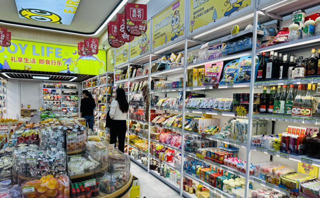 知曉度和市場優勢，吳女士選擇怡佳仁零食店加盟品牌，事業蛻變