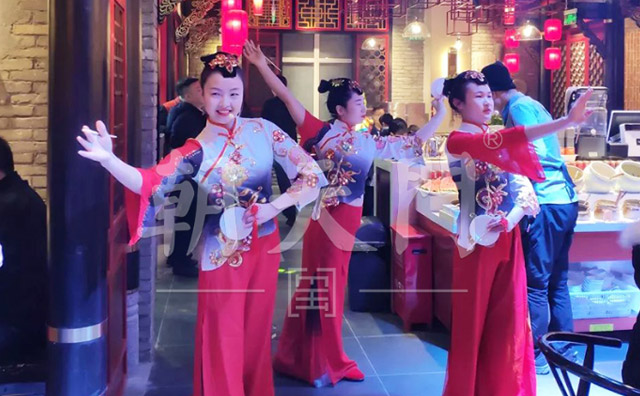 成都火鍋加盟店如何通過服務(wù)打動(dòng)顧客的心