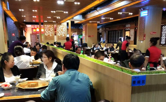 門店數(shù)量急劇縮減，“地攤火鍋”過時了？