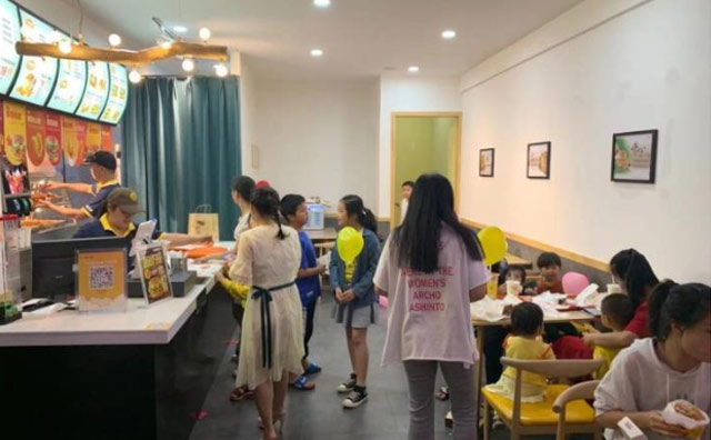 拎包輕松開店，快樂星漢堡好評如潮！