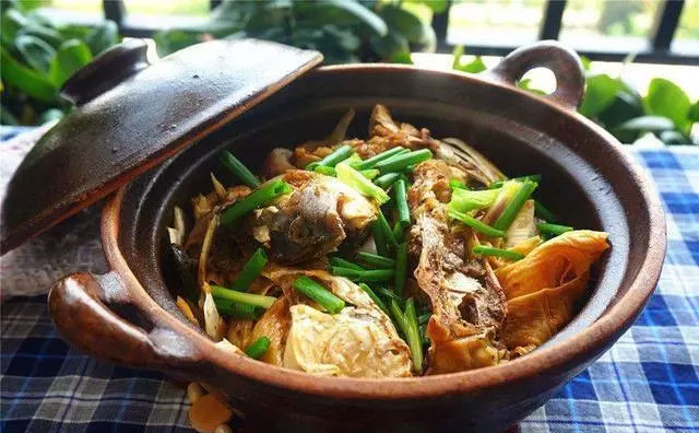 廣東經典名菜：砂鍋焗魚頭煲做法，濃郁鮮味！