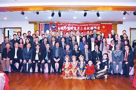慶功宴后，部份與會嘉賓和費城當地義工合影留念