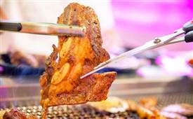 小豬查理川式烤肉，大火盆小香豬，火文化彝族風川蜀情