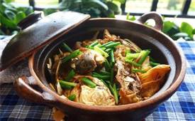 廣東經典名菜：砂鍋焗魚頭煲做法，濃郁鮮味！